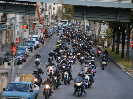 Les motards défilent à Lyon pour défendre la "custom culture" Les motards défilent à Lyon pour défendre la "custom culture"