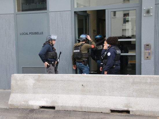 Vénissieux : il poignarde son voisin et se barricade chez lui