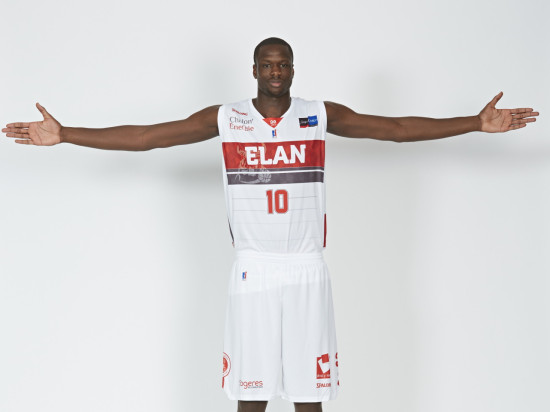 Moustapha Fall signe au LDLC ASVEL