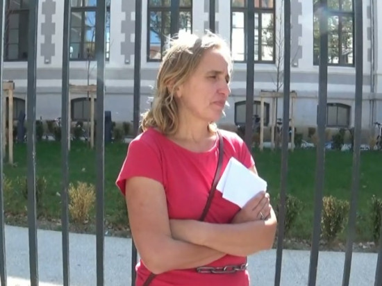 Enfant autiste interdit de collège : sa mère s'enchaîne aux grilles de la Tourette - VIDEO
