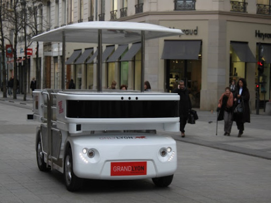 La navette sans chauffeur Navia testée rue Terme