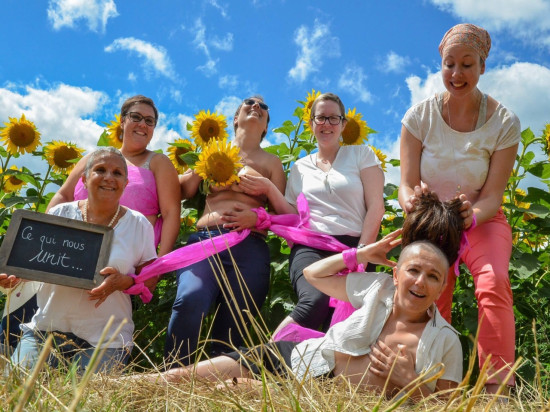Elles posent avec le sourire pour faire un pied de nez au cancer !