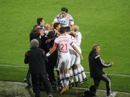 L'OL reste leader après sa victoire contre Lens (2-0)