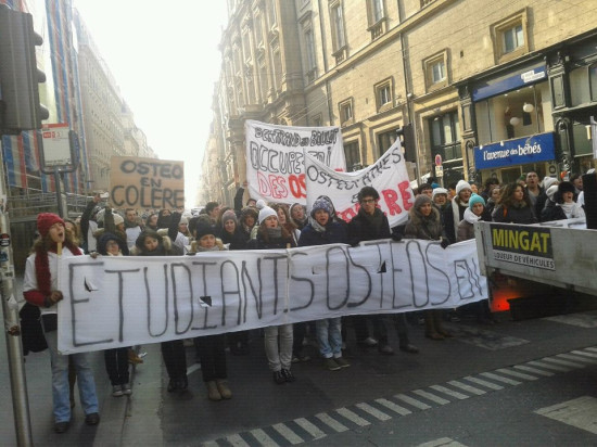 Manifestation des étudiants-ostéos jeudi matin à Lyon Manifestation des étudiants-ostéos jeudi matin à Lyon