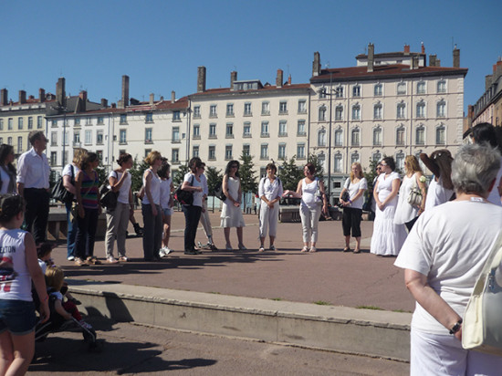 Institutrice tuée à Albi : une quarantaine de personnes réunies à Lyon pour une marche blanche Institutrice tuée à Albi : une quarantaine de personnes réunies à Lyon pour une marche blanche