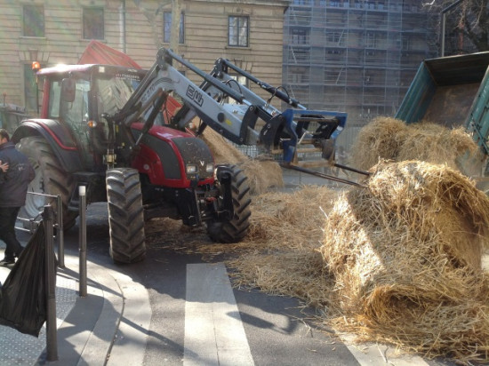 Producteurs de lait : de la paille déversée en marge de la table ronde à la préfecture