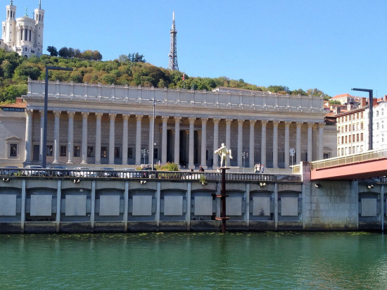 Violent braquage raté en Suisse : des peines de 10 à 15 ans de prison prononcées en appel à Lyon