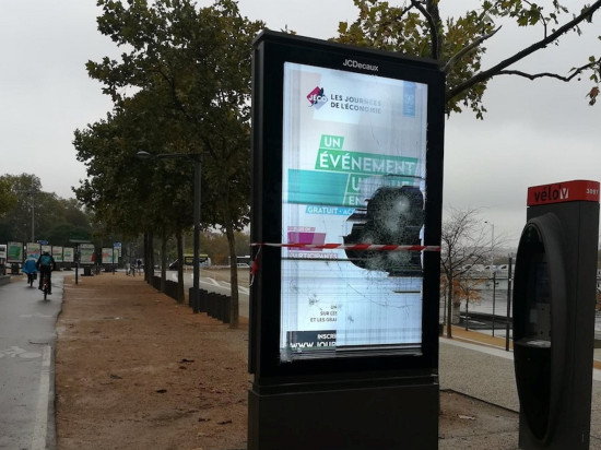 Retrait du panneau publicitaire vidéo à Lyon : Plein la Vue ravi Retrait du panneau publicitaire vidéo à Lyon : Plein la Vue ravi