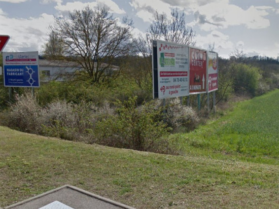 Près de Lyon, une mairie a pu faire retirer des publicités illégales après 5 ans de procédure