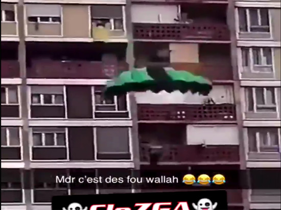 Il se jette du 12e étage en parapente près de Lyon - VIDEO