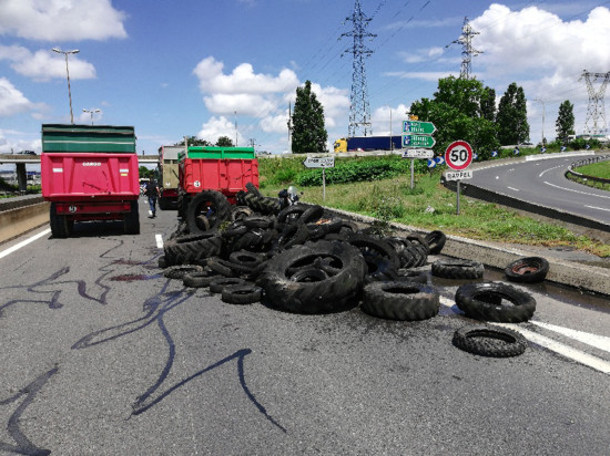 Blocage des raffineries : opération escargot des agriculteurs à Lyon