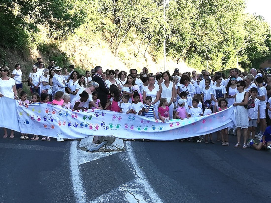 Limonest : 300 personnes ont rendu hommage aux fillettes Allyah et Lina