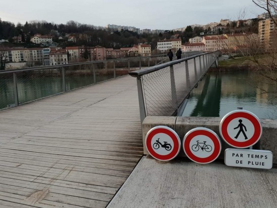 Passerelle de la Paix : la pluie plus forte que 16 millions d'euros