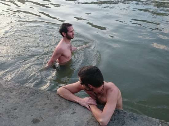 COP21 : deux responsables du MoDem du Rhône se baignent dans la Saône