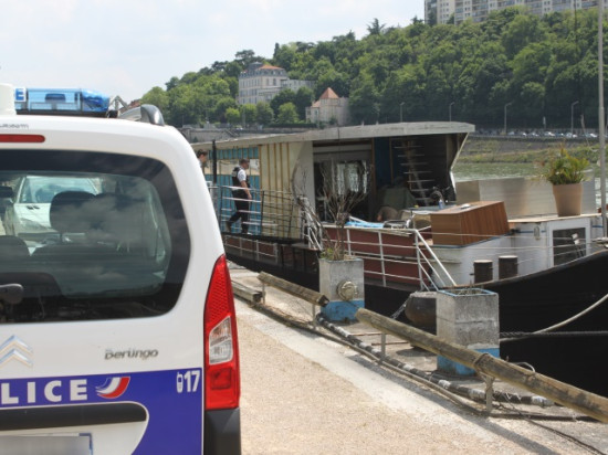 Police et pompiers : une armada de véhicules débarque à la Confluence pour un petit feu de péniche