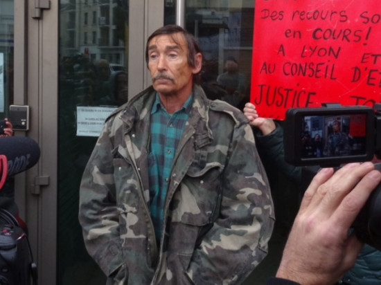 Une cinquantaine de personnes pour soutenir Philippe Layat au commissariat de Bron