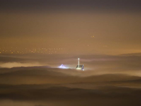 Une photo des tours de Lyon qui percent la mer de brouillard enflamme la toile