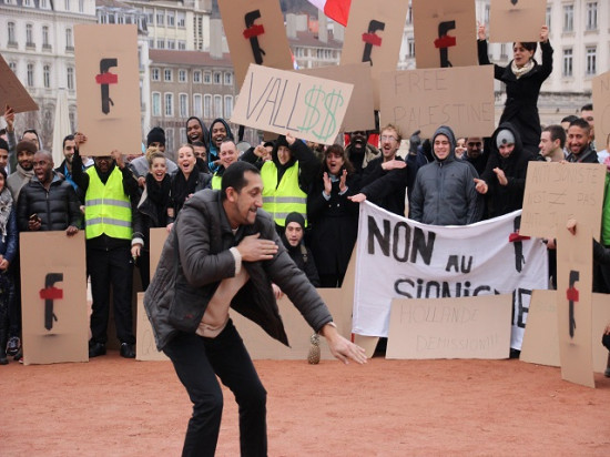 Les adeptes de la "quenelle" de Dieudonné rassemblés dimanche place Bellecour