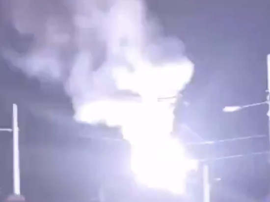 Près de Lyon : un incident électrique provoque une spectaculaire explosion à Villeurbanne