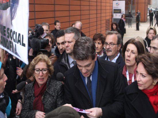 Sanofi : Arnaud Montebourg interpellé lundi matin par les manifestants à Lyon