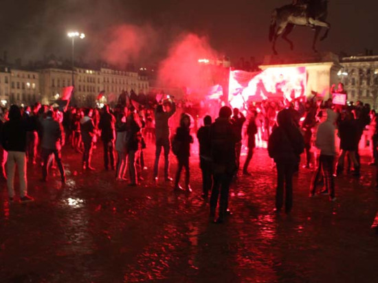 Lyon : des centaines d'anti-mariage pour tous investissent la place Bellecour Lyon : des centaines d'anti-mariage pour tous investissent la place Bellecour