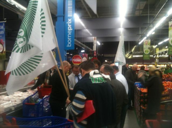 Les éleveurs de moutons ont mené une action au Carrefour Ecully samedi matin