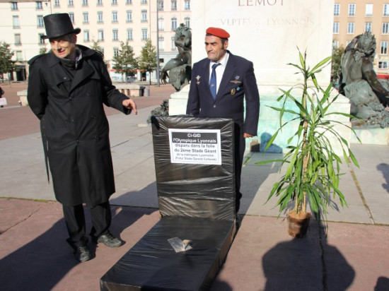 Grand Stade : les opposants ont posé la "pierre tombale" de l'OL Grand Stade : les opposants ont posé la "pierre tombale" de l'OL