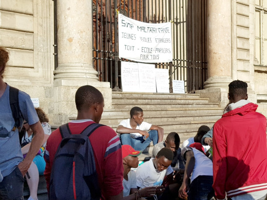 Lyon : un pique-nique solidaire sur les marches de la mairie pour les mineurs isolés
