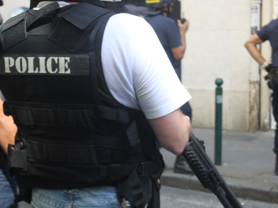 Policier blessé par un tir de fusil de chasse à Lyon : l’auteur du coup de feu écroué