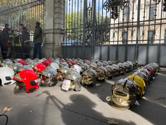 Lyon : 250 pompiers en colère déposent leur casque devant la Préfecture du Rhône