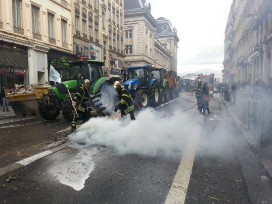 Fin de la manif des agriculteurs à Lyon : des débordements et des bouchons en centre-ville Fin de la manif des agriculteurs à Lyon : des débordements et des bouchons en centre-ville