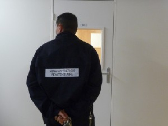 Coups de poing, étranglement sur les détenus : une prison près de Lyon pointée du doigt