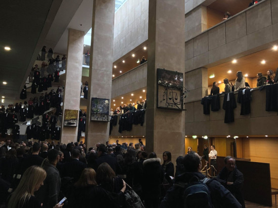 Réforme des retraites : les avocats de Lyon organisent une opération "marée noire" ce vendredi - VIDEO