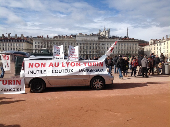 Lyon : 800 manifestants contre "les grands projets inutiles" Lyon : 800 manifestants contre "les grands projets inutiles"