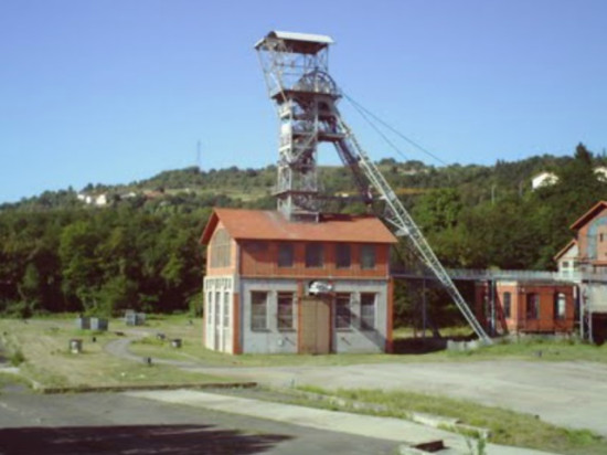 Garde d'enfants : une mère lyonnaise perchée sur un puits de mine dans la Loire