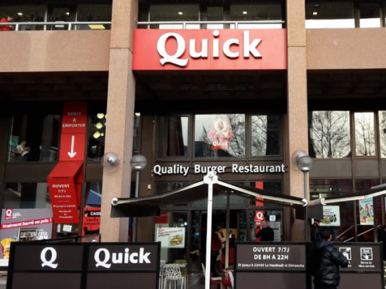 Agression sexuelle au Quick de la Part-Dieu : la famille de la victime dément connaître le suspect