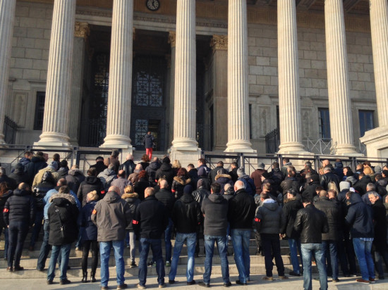 150 policiers manifestent devant le Palais de Justice de Lyon