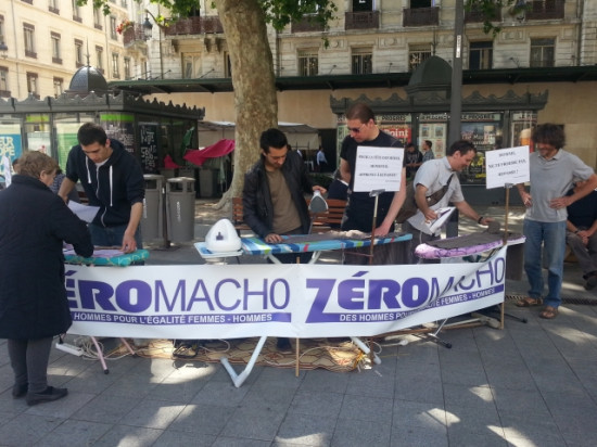 Des hommes repassent pour l'&eacute;galit&eacute; homme-femme dans les t&acirc;ches m&eacute;nag&egrave;res