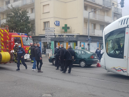 Près de Lyon : un accident voiture/tramway à Bron Près de Lyon : un accident voiture/tramway à Bron