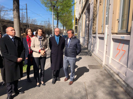 Croix gammées avenue Berthelot : "Tout ça est révoltant" pour Agnès Buzyn