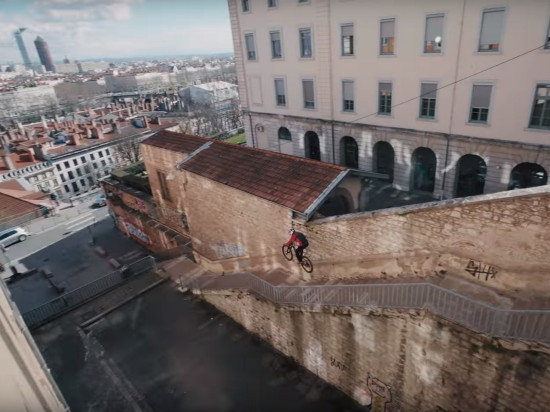 Lyon : impressionnante démonstration d’un champion de VTT dans les pentes de la ville