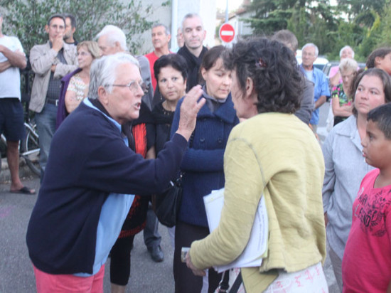 Des dizaines de riverains manifestent contre l'arrivée des Roms à Décines