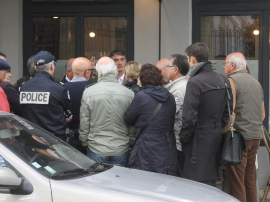 Files d'attente de la pr&eacute;fecture : les riverains d&eacute;noncent "des nuisances"