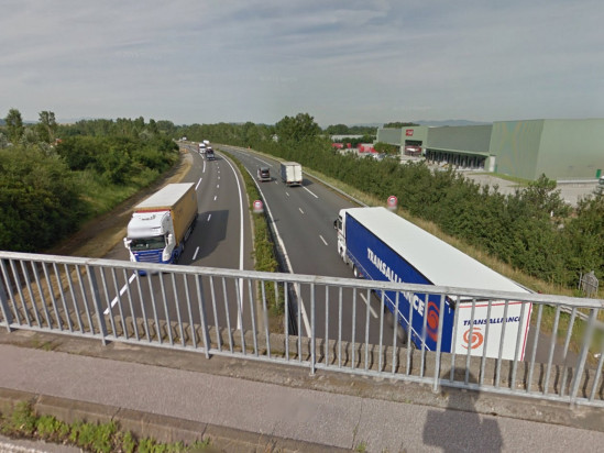 Un parachutiste atterrit… sur l’autoroute près de Lyon
