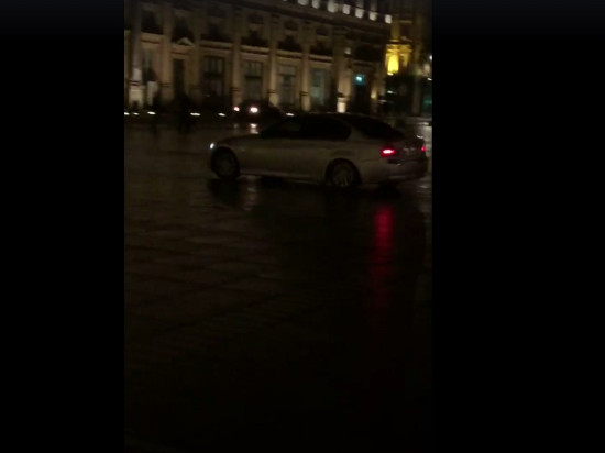 Avec une puissante voiture, il réalise des drifts place des Terreaux - VIDEO