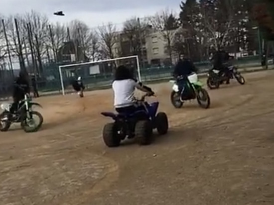 Caillassage, rodéos et incendies : le tournage d’un clip de rap dégénère à Rillieux Caillassage, rodéos et incendies : le tournage d’un clip de rap dégénère à Rillieux