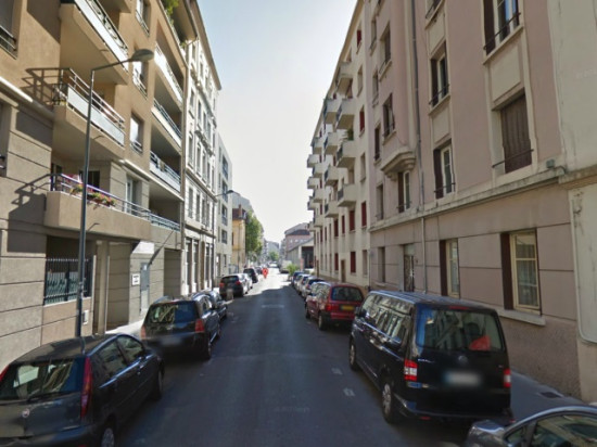 Il se baladait tout nu dans les rues de Villeurbanne Il se baladait tout nu dans les rues de Villeurbanne