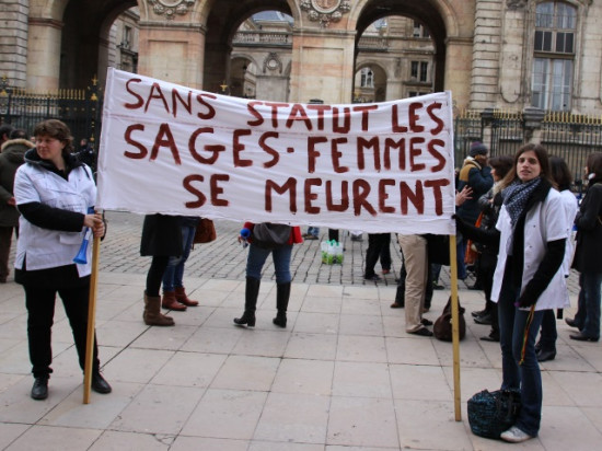 Manifestation des sages-femmes &agrave; Lyon, le mouvement se poursuit en France