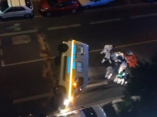 Villeurbanne : percuté, le véhicule du SAMU se retourne