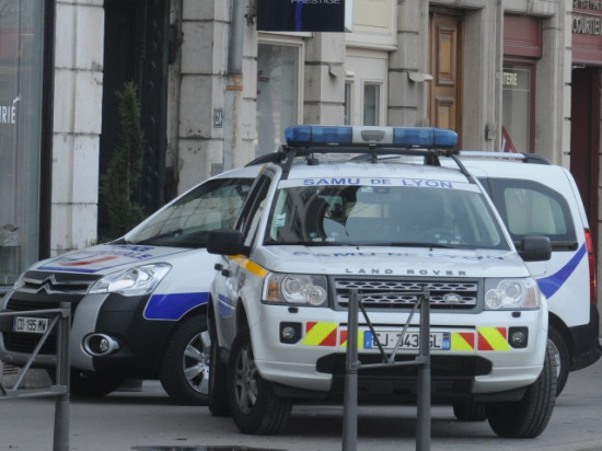 Victime d’un vol de sac, une jeune femme entre la vie et la mort à Villeurbanne